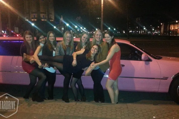 Gäste feiern mit einer STARDRIVE-Limousine (Foto 117)