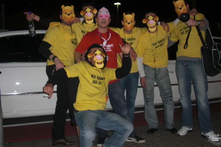 Gäste feiern mit einer STARDRIVE-Limousine (Foto 119)