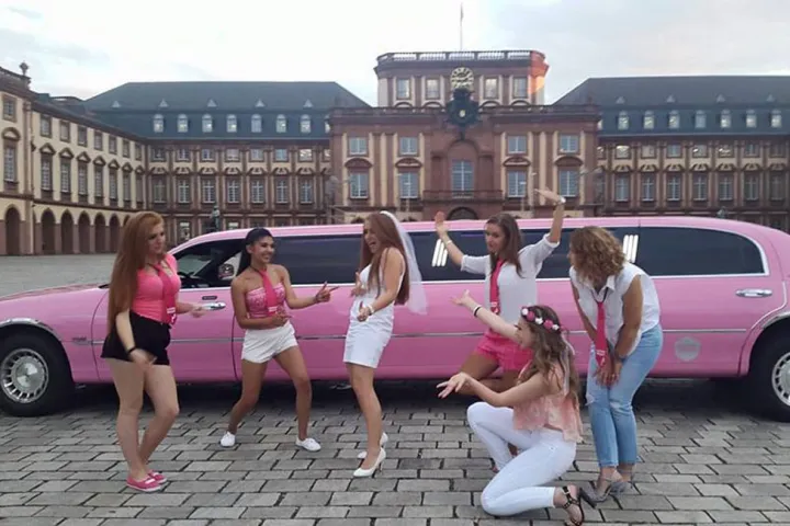 Gäste feiern mit einer STARDRIVE-Limousine (Foto 12)