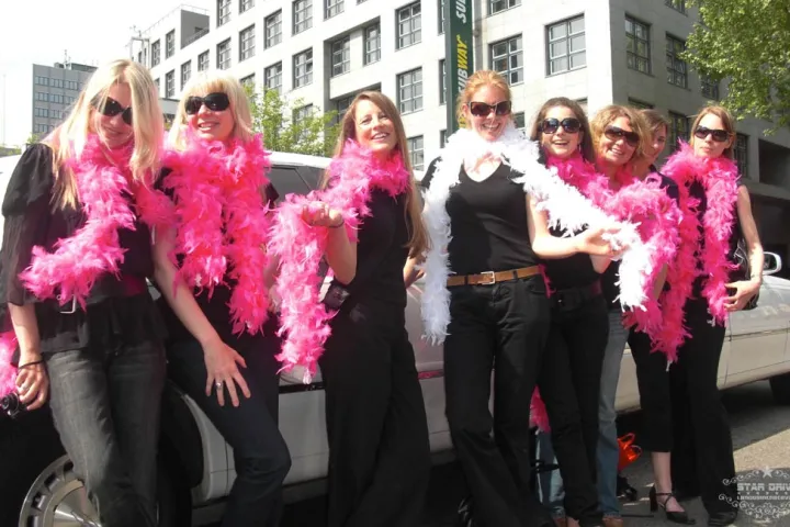 Gäste feiern mit einer STARDRIVE-Limousine (Foto 120)