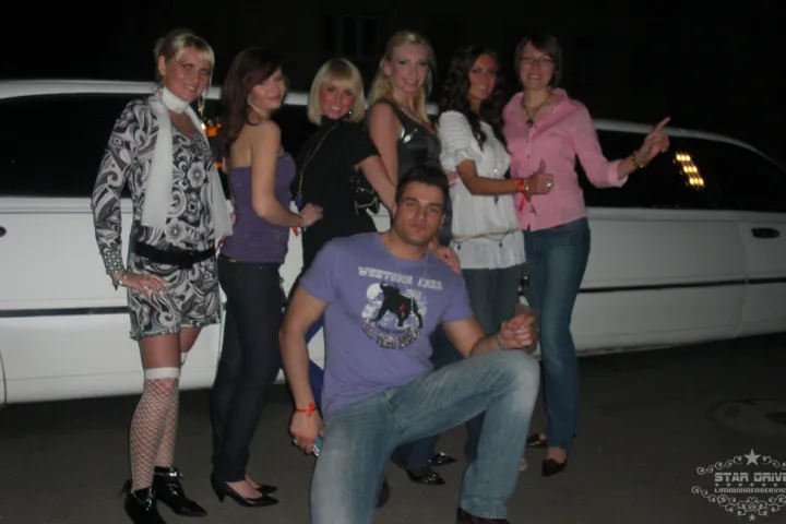 Gäste feiern mit einer STARDRIVE-Limousine (Foto 121)