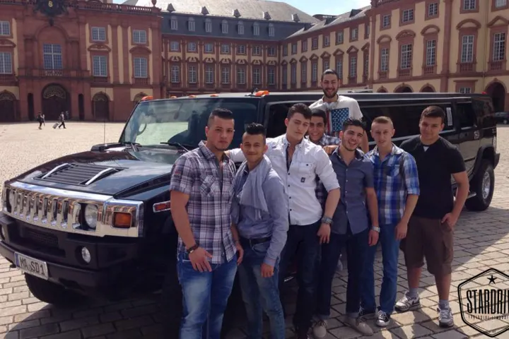 Gäste feiern mit einer STARDRIVE-Limousine (Foto 126)