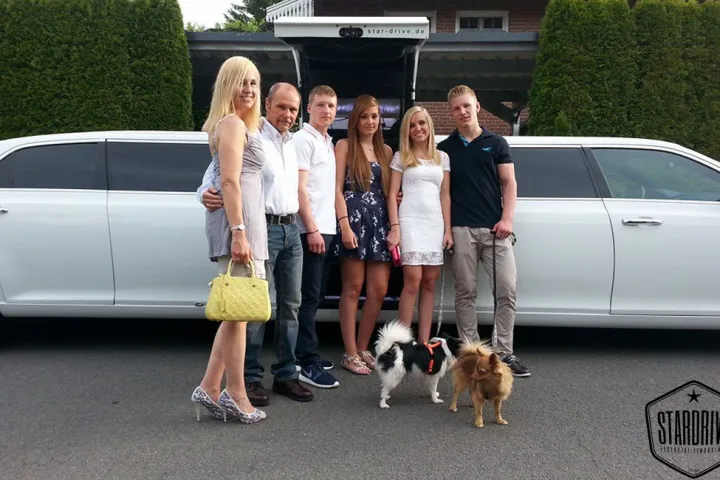 Gäste feiern mit einer STARDRIVE-Limousine (Foto 127)