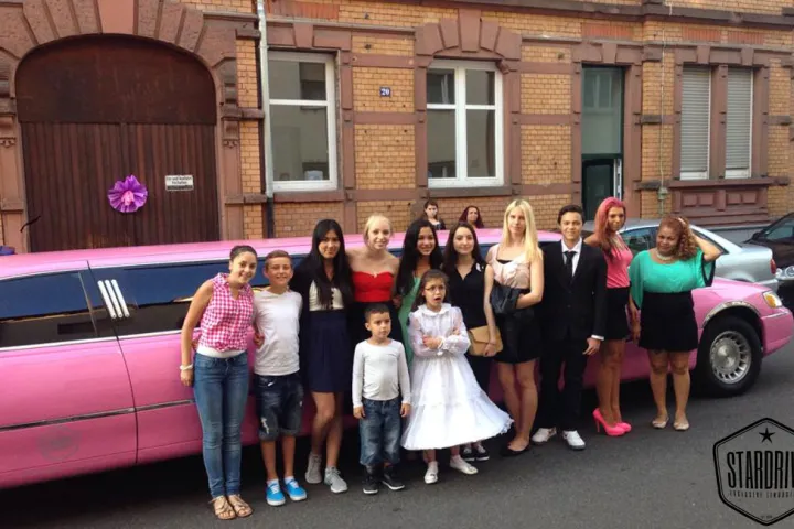Gäste feiern mit einer STARDRIVE-Limousine (Foto 128)