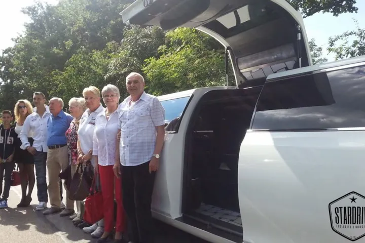 Gäste feiern mit einer STARDRIVE-Limousine (Foto 129)