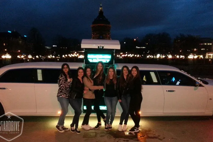 Gäste feiern mit einer STARDRIVE-Limousine (Foto 130)