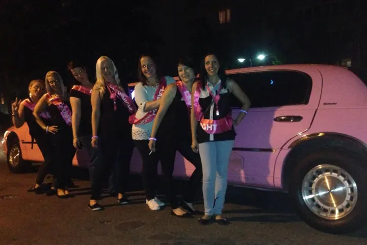 Gäste feiern mit einer STARDRIVE-Limousine (Foto 131)