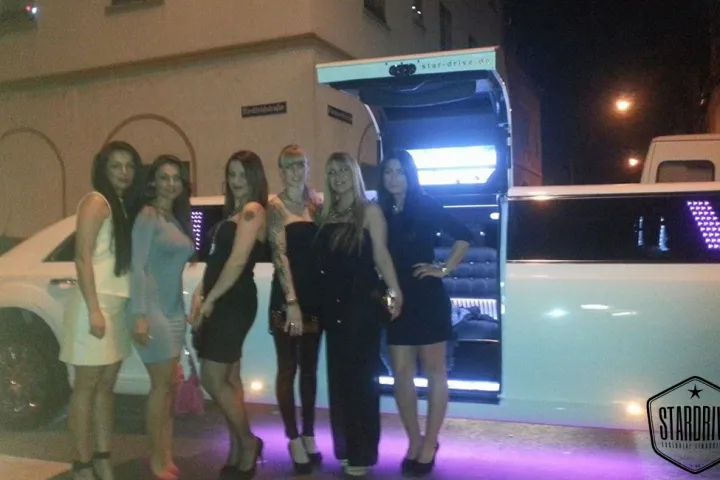 Gäste feiern mit einer STARDRIVE-Limousine (Foto 132)