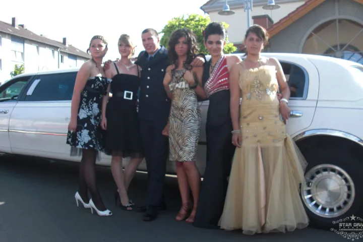 Gäste feiern mit einer STARDRIVE-Limousine (Foto 137)