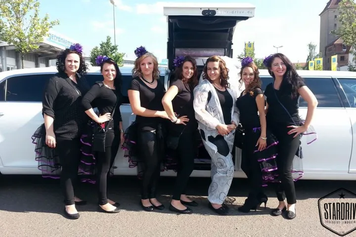 Gäste feiern mit einer STARDRIVE-Limousine (Foto 140)