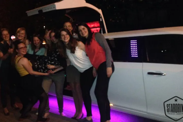Gäste feiern mit einer STARDRIVE-Limousine (Foto 141)