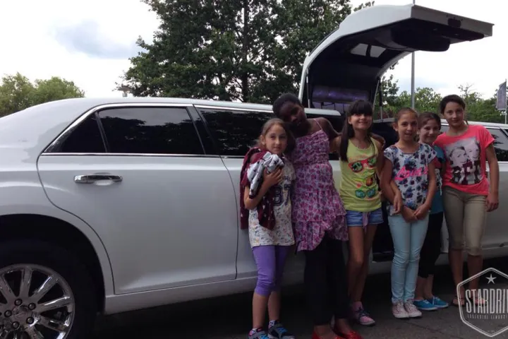 Gäste feiern mit einer STARDRIVE-Limousine (Foto 143)
