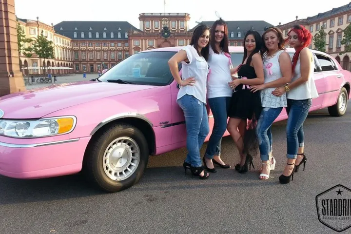 Gäste feiern mit einer STARDRIVE-Limousine (Foto 144)