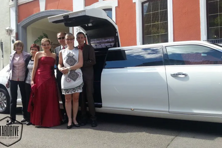 Gäste feiern mit einer STARDRIVE-Limousine (Foto 145)