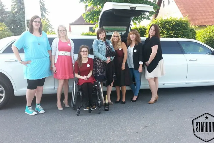 Gäste feiern mit einer STARDRIVE-Limousine (Foto 146)