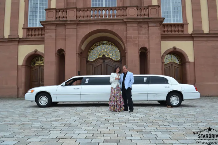 Gäste feiern mit einer STARDRIVE-Limousine (Foto 147)