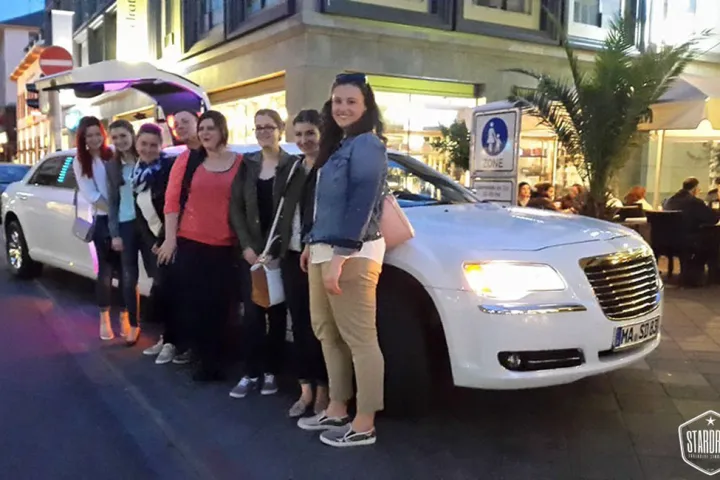 Gäste feiern mit einer STARDRIVE-Limousine (Foto 15)