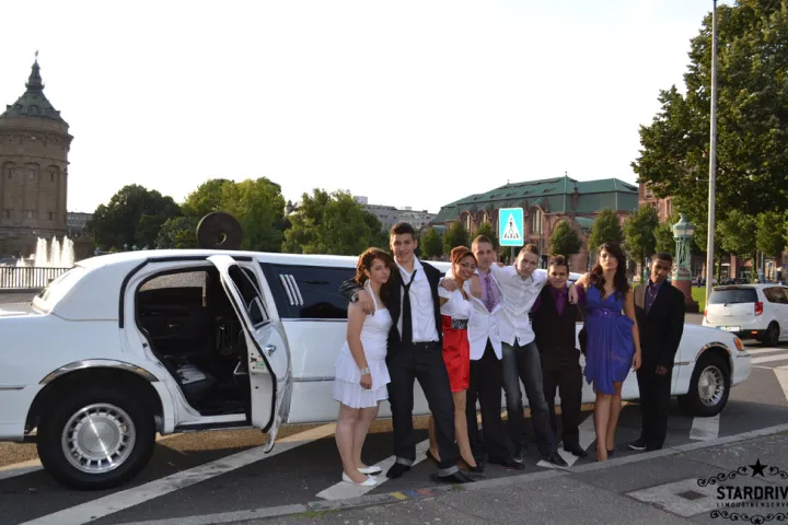 Gäste feiern mit einer STARDRIVE-Limousine (Foto 150)
