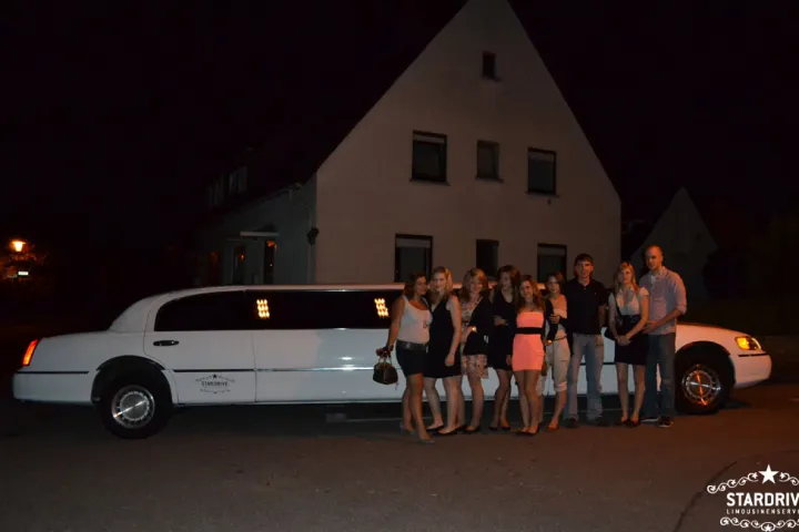 Gäste feiern mit einer STARDRIVE-Limousine (Foto 152)