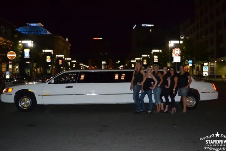Gäste feiern mit einer STARDRIVE-Limousine (Foto 153)