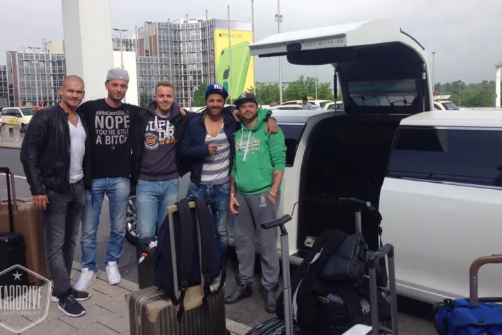 Gäste feiern mit einer STARDRIVE-Limousine (Foto 154)