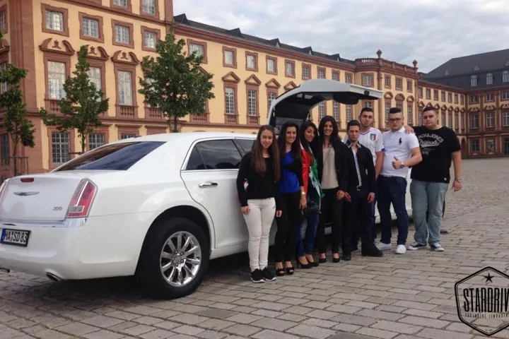 Gäste feiern mit einer STARDRIVE-Limousine (Foto 155)