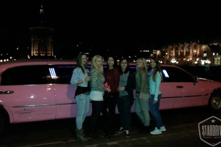 Gäste feiern mit einer STARDRIVE-Limousine (Foto 156)