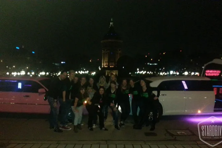 Gäste feiern mit einer STARDRIVE-Limousine (Foto 158)