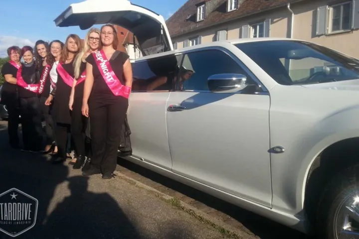 Gäste feiern mit einer STARDRIVE-Limousine (Foto 159)