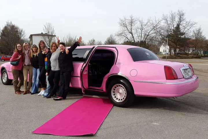 Gäste feiern mit einer STARDRIVE-Limousine (Foto 16)
