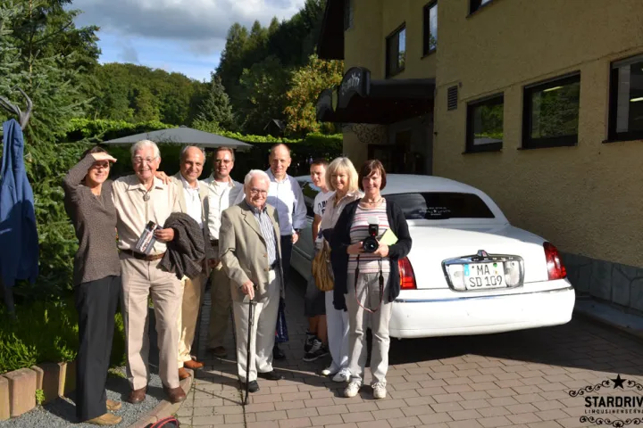 Gäste feiern mit einer STARDRIVE-Limousine (Foto 161)