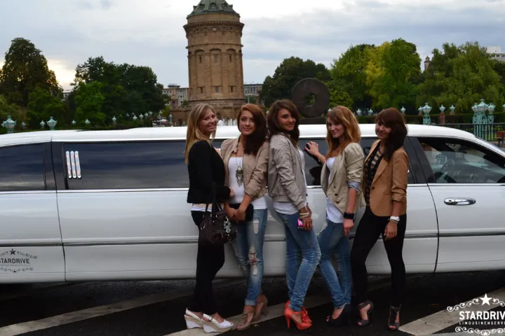 Gäste feiern mit einer STARDRIVE-Limousine (Foto 162)