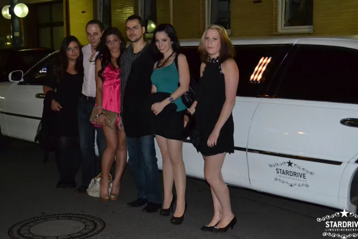 Gäste feiern mit einer STARDRIVE-Limousine (Foto 163)