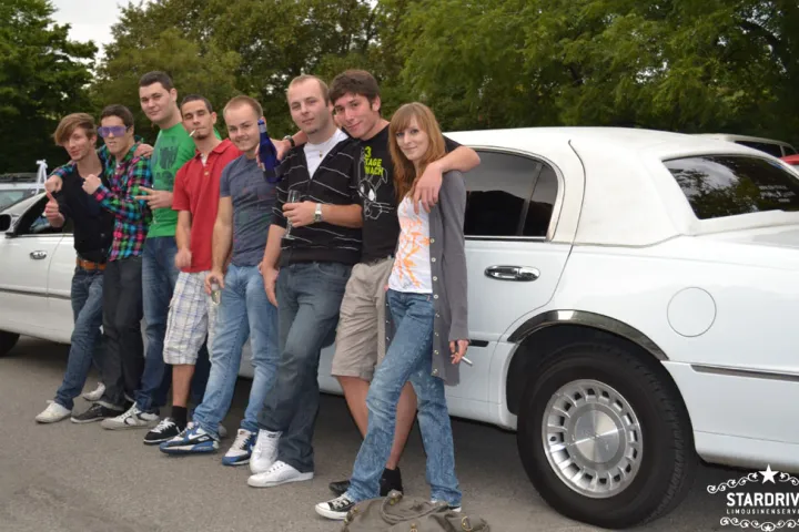 Gäste feiern mit einer STARDRIVE-Limousine (Foto 164)