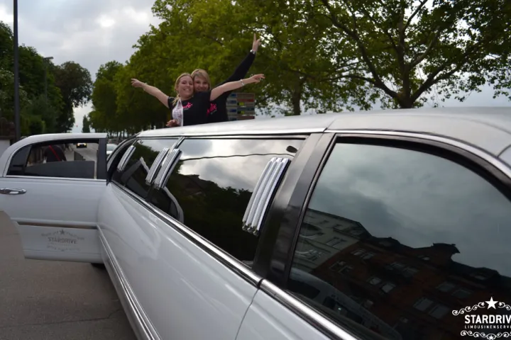 Gäste feiern mit einer STARDRIVE-Limousine (Foto 165)