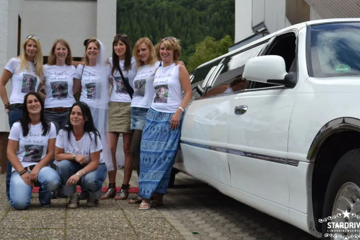 Gäste feiern mit einer STARDRIVE-Limousine (Foto 166)