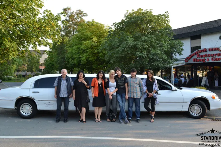 Gäste feiern mit einer STARDRIVE-Limousine (Foto 167)