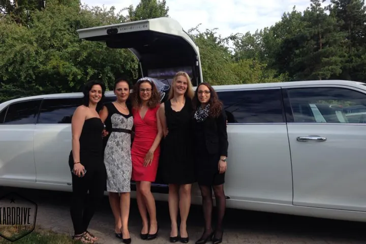 Gäste feiern mit einer STARDRIVE-Limousine (Foto 168)