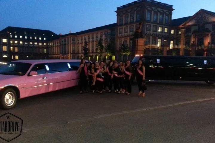 Gäste feiern mit einer STARDRIVE-Limousine (Foto 169)