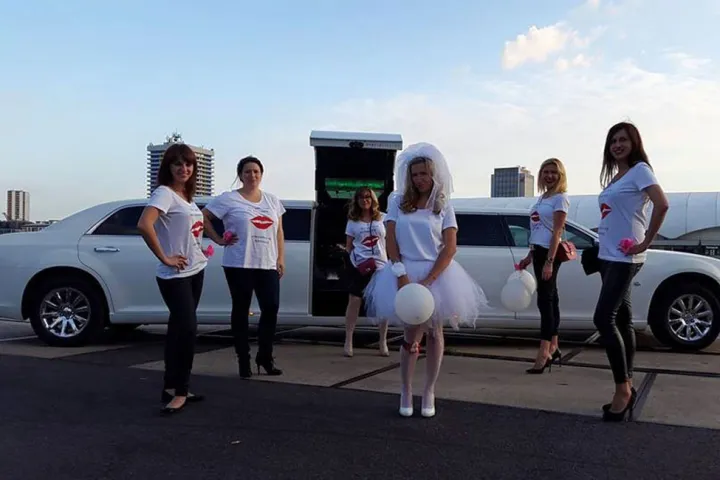 Gäste feiern mit einer STARDRIVE-Limousine (Foto 17)