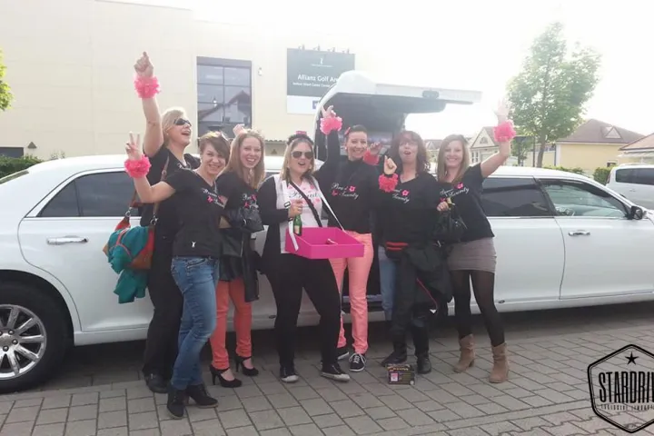 Gäste feiern mit einer STARDRIVE-Limousine (Foto 170)