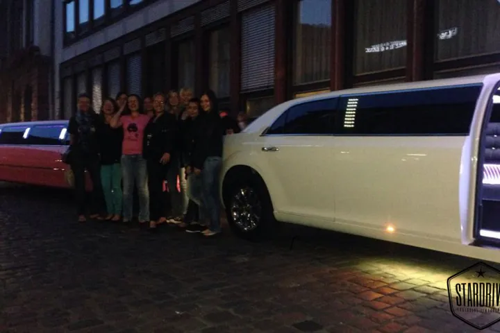 Gäste feiern mit einer STARDRIVE-Limousine (Foto 172)