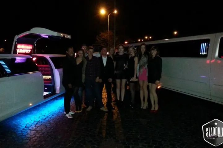 Gäste feiern mit einer STARDRIVE-Limousine (Foto 173)