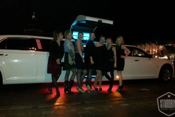 Gäste feiern mit einer STARDRIVE-Limousine (Foto 174)