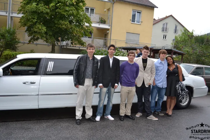 Gäste feiern mit einer STARDRIVE-Limousine (Foto 175)