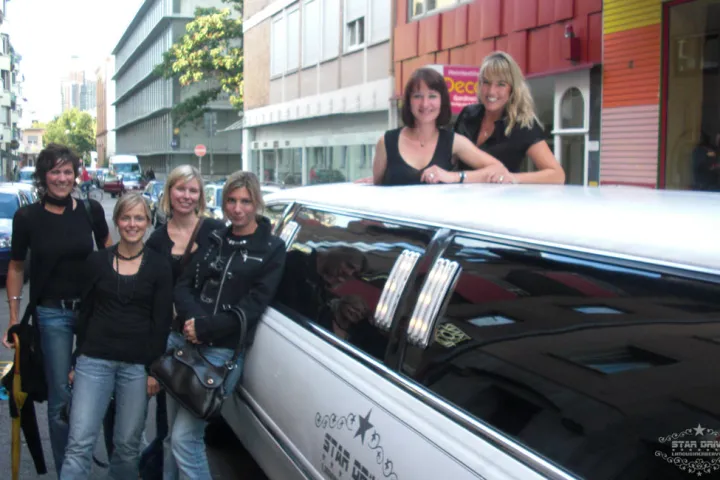 Gäste feiern mit einer STARDRIVE-Limousine (Foto 178)