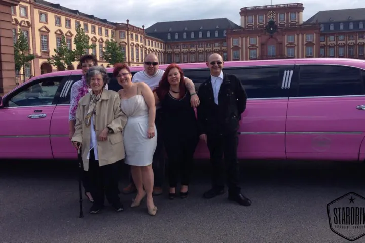 Gäste feiern mit einer STARDRIVE-Limousine (Foto 18)