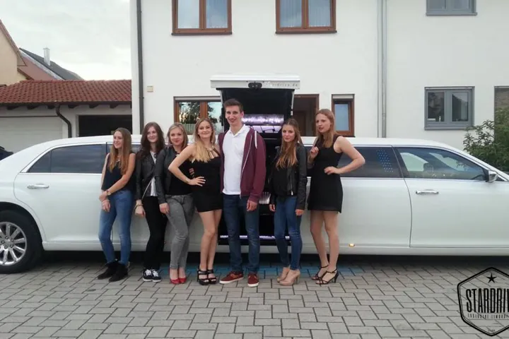 Gäste feiern mit einer STARDRIVE-Limousine (Foto 182)