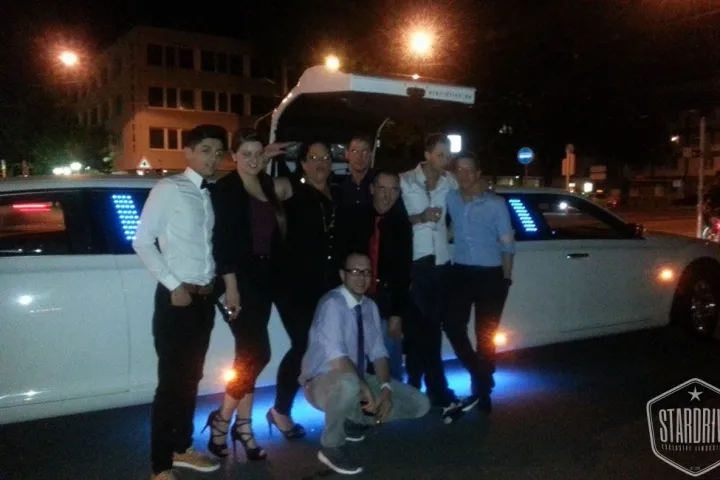 Gäste feiern mit einer STARDRIVE-Limousine (Foto 185)
