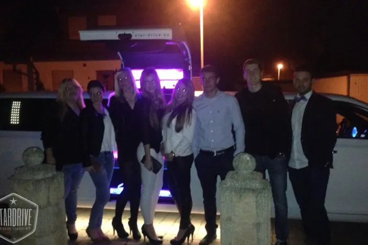 Gäste feiern mit einer STARDRIVE-Limousine (Foto 186)